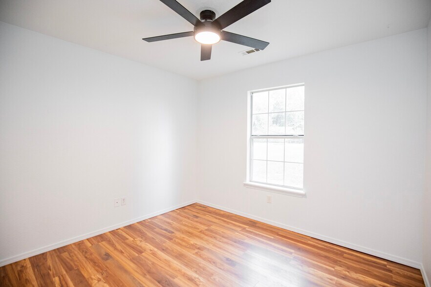 Building Photo - 215 Broyles St