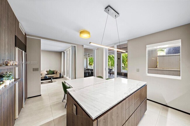 Building Photo - 785 Crandon Blvd