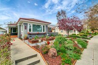 Building Photo - Fabulous Rose Garden 3 Bedroom, 2.5 Bath Home