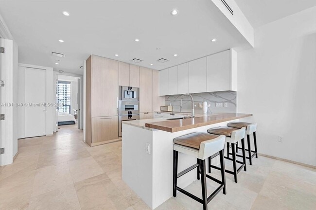 Building Photo - 15701 Collins Ave