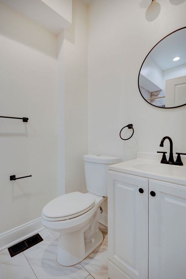 Building Photo - Newly Renovated 6 Bedrooms / 4 Bathrooms a...