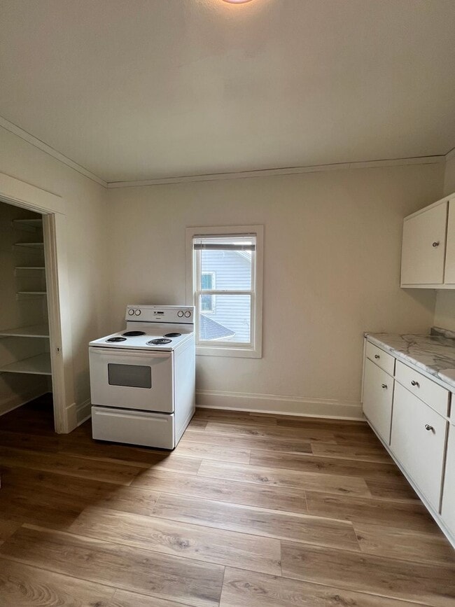 Building Photo - 835 Waugoo Ave