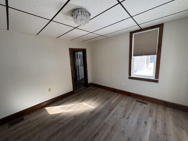 Building Photo - "Charming 3-Bed Home with Full Bath in Serene Spring Glen!"