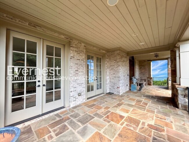 Building Photo - Spacious 7 Bed/8 Bath Home with Garage / Pet-Friendly / Available Now!