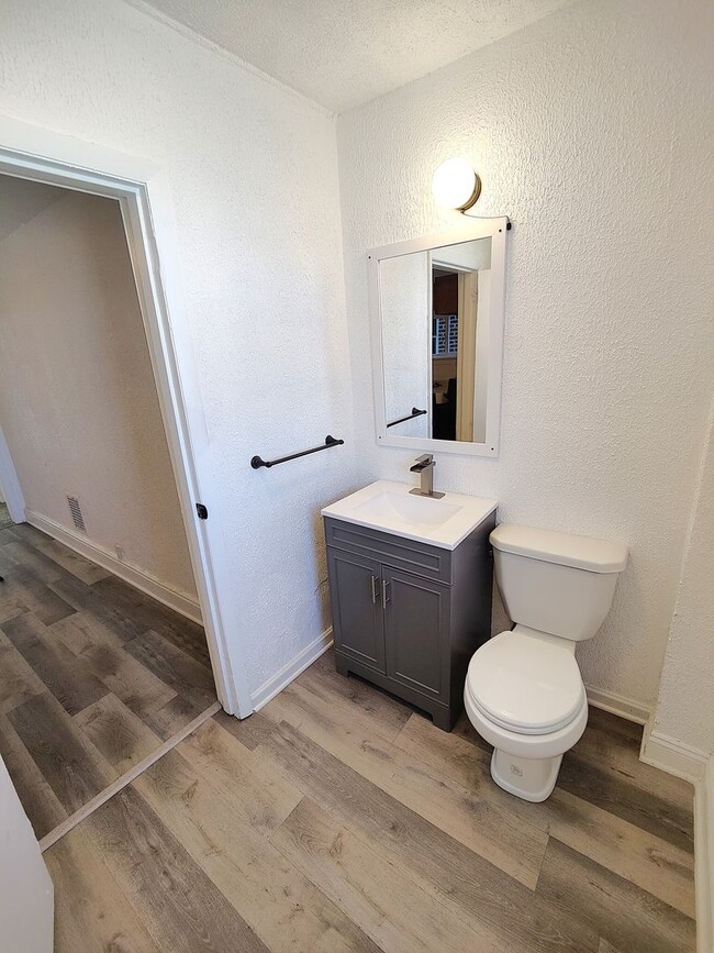 Building Photo - *Beautifully Updated & Spacious 6BD/1.5BA ...