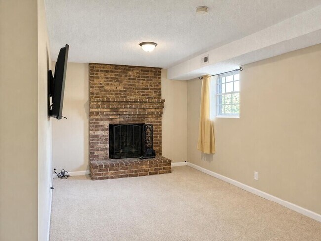 Building Photo - 1606 Lisa Lynn Dr