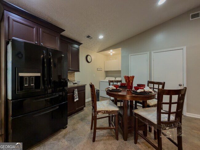 Building Photo - 580 Pineland Cir