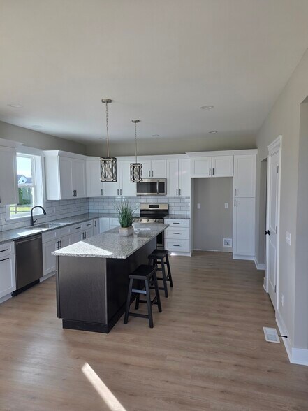 Building Photo - 9425 Newbury Ln