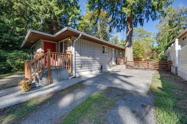 Building Photo - Charming House For Rent in Burien! Full Si...