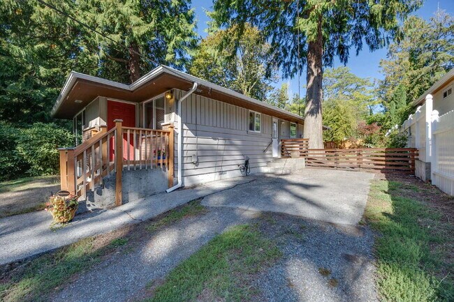 Building Photo - **NO SHOWINGS, WE ALREADY HAVE AN APPLICAT...