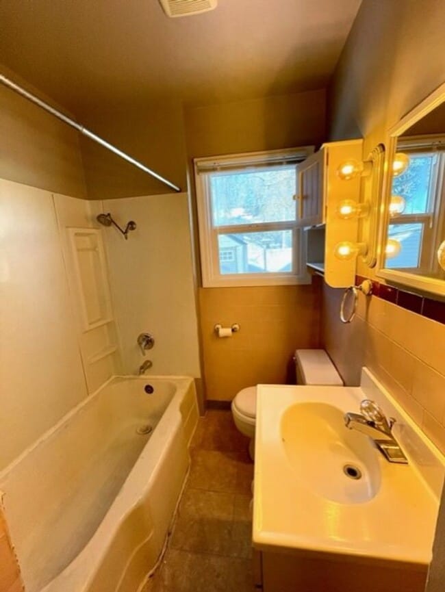 Building Photo - Charming Downtown Redmond Home with Huge Fenced Yard & Garage!