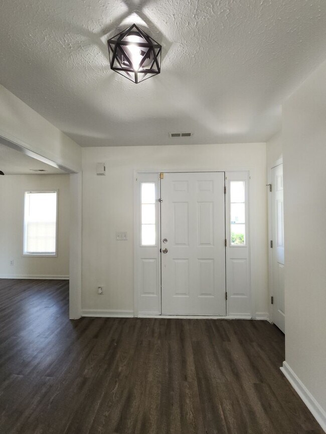 Building Photo - 205 Ashcroft Dr