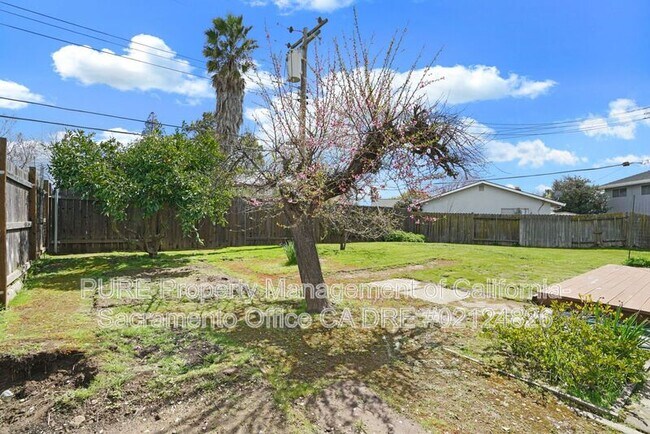 Building Photo - 2140 W La Loma Dr