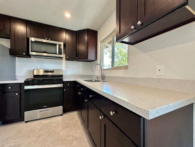 Building Photo - 561 Desert View Dr