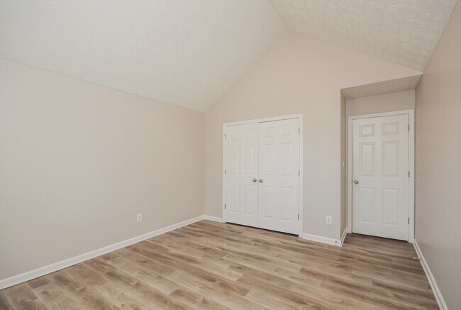 Building Photo - 237 Fox Run