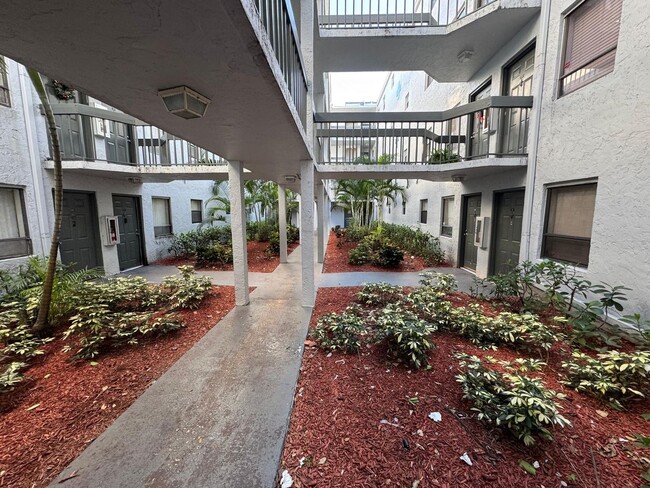 Building Photo - Spacious 2 bedroom, 2 bath condo, West Pal...