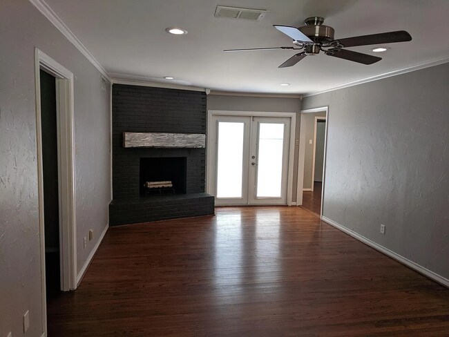 Building Photo - Charming and well-maintained home in the highly desirable Lakewood area of Dallas!