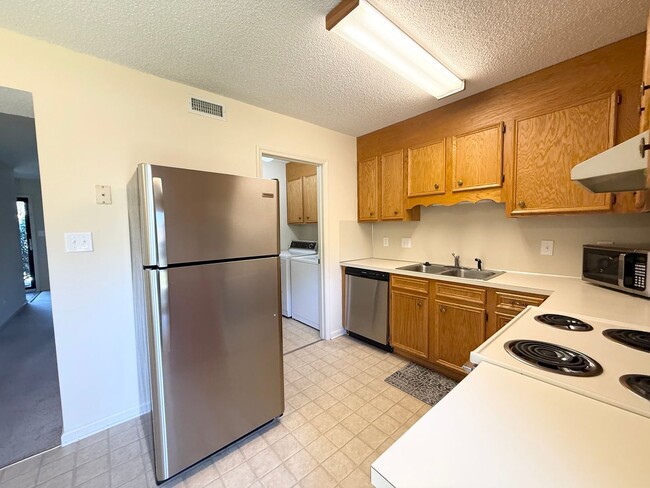 Building Photo - Private 2BD/1.5BA Townhouse in Prime NW Hi...