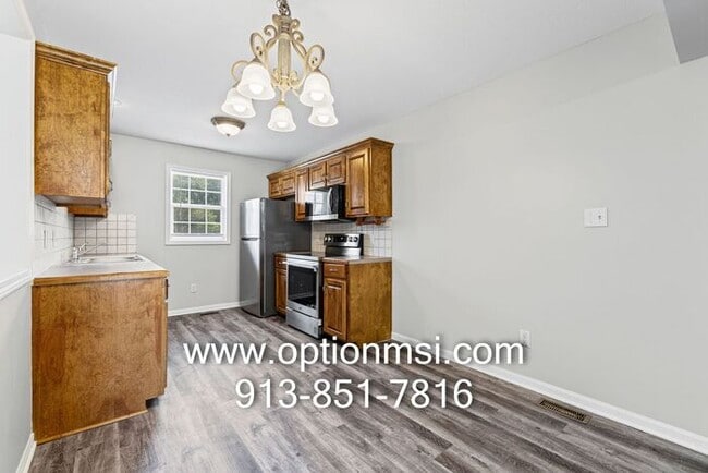 Building Photo - Welcome home to this beautifully updated 3-bedroom, 2-bath duplex in the heart of Johnson County!