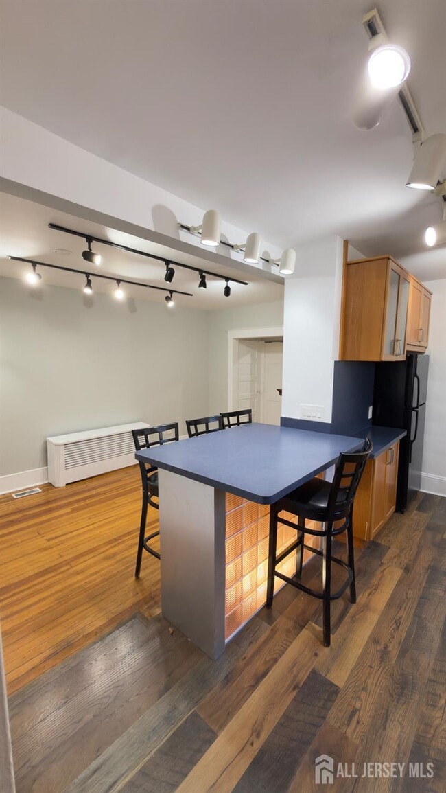 Building Photo - 55 Suydam St