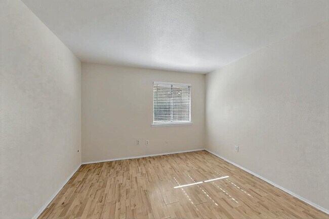 Building Photo - 939 Country Club Dr SE