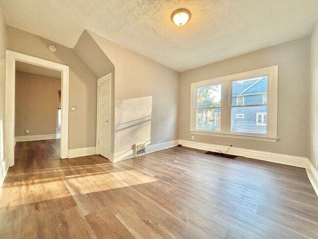 Building Photo - 215-217 Cedarwood Terrace