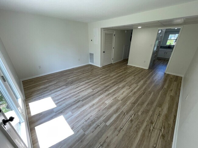 Building Photo - Premium Rental Near Shelbyville Country Club!