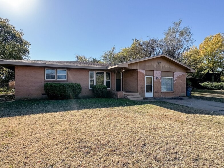 Primary Photo - 924 NW Runyon Rd