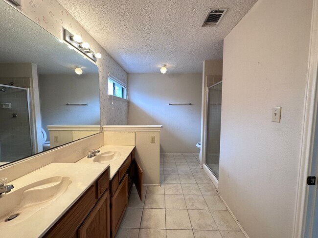 Building Photo - Minutes to COSTCO, great Location!