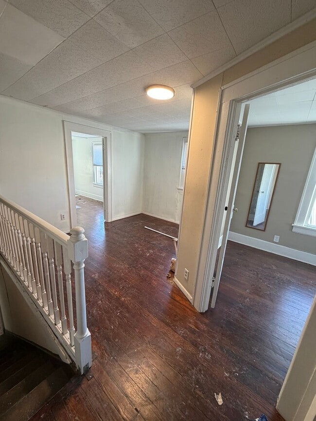 Building Photo - Spacious Duplex