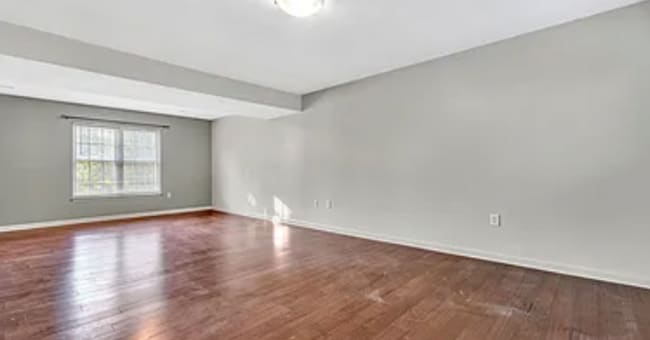 Building Photo - 4855 Golfview Dr NE