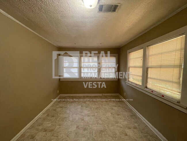 Building Photo - 3346 Shaw Dr