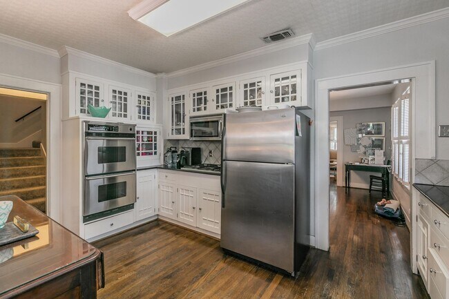 Building Photo - Charming Bungalow - Arlington Heights