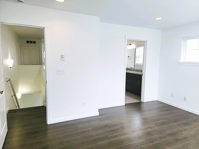 Building Photo - PENDING APPLICATION APPROVAL Gorgeous 2 -B...