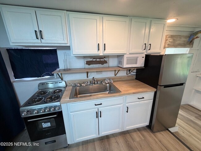 Building Photo - 420 9th St S