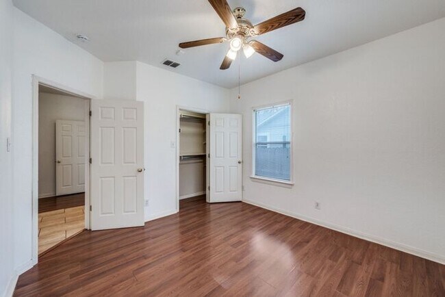 Building Photo - Well Maintained and Great Location!