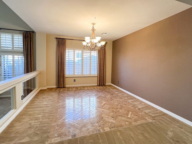 Building Photo - Stunning 5 bed/ 3.5 Bath in Pleasant Valley
