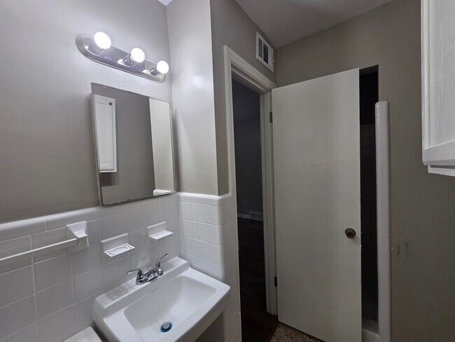 Building Photo - 4723 Wooddale Ave