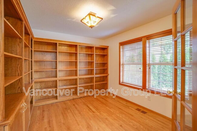 Building Photo - 15720 NE 13th Way