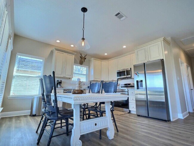 Building Photo - Fully furnished 2-bedroom house on the bayou!