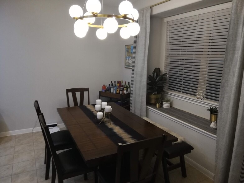 Building Photo - 2880 Donnell Dr