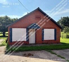 Building Photo - 1003 1/2 S 9th-