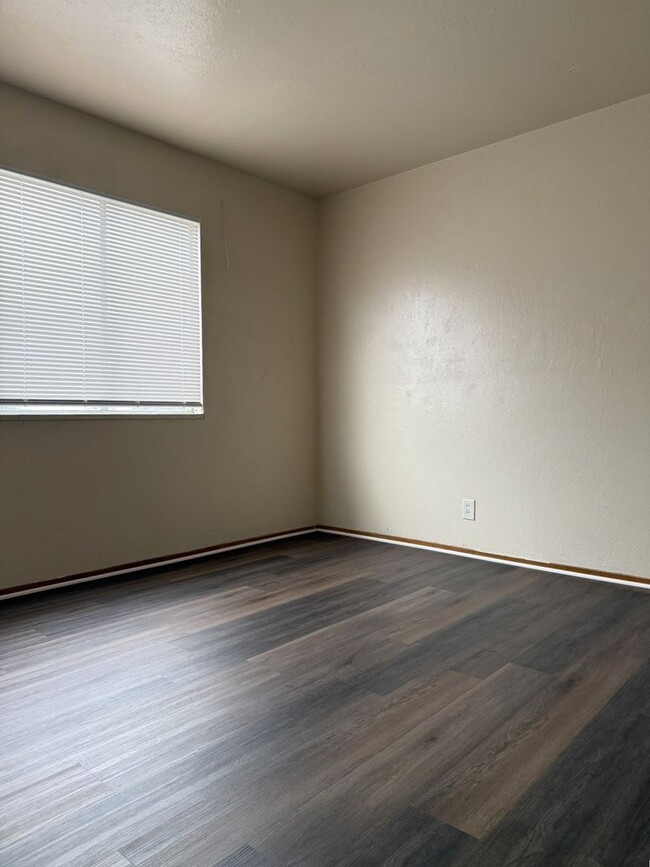 Building Photo - Available NOW! 4/2 With New Exterior Paint!!