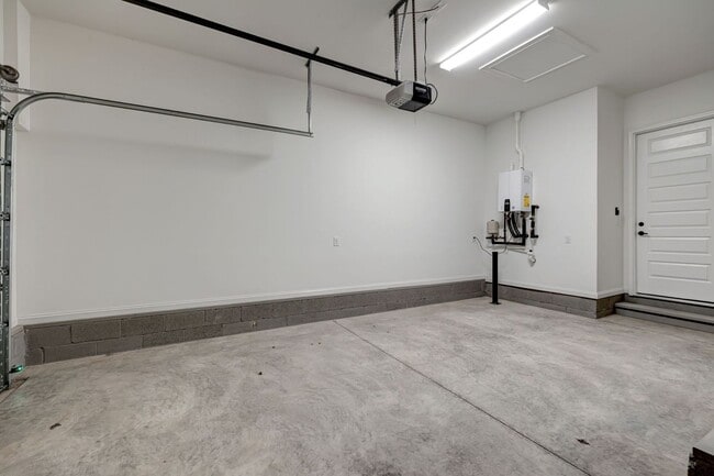 Building Photo - Luxurious Low-Maintenance Living in Westha...