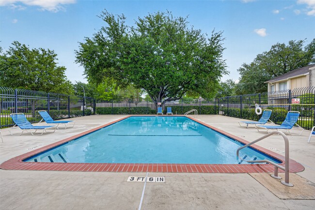 Building Photo - 2340 Woodland Park Dr