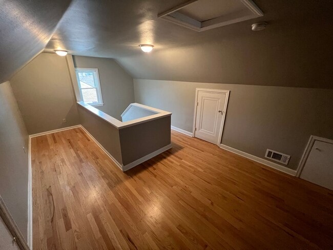 Building Photo - Absolutely Charming 3B 1B Bungalow