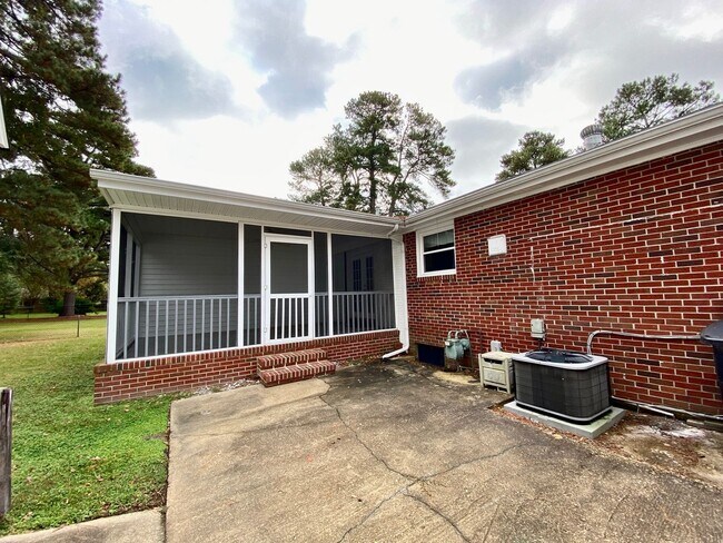 Building Photo - AVAILABLE EARLY MAY, Charming ranch home with front porch in Castle Heights!