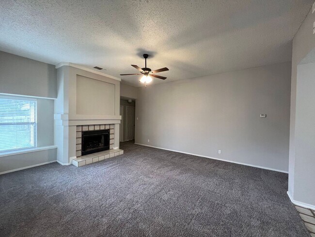 Building Photo - NICE & SPACIOUS!  3 BEDROOM / 2 BATH HOME LOCATED IN SPRING MEADOWS*FIREPLACE IN LIVING ROOM*