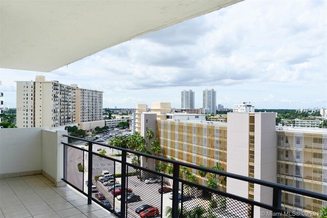 Building Photo - 401 Golden Isles Dr