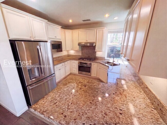 Building Photo - 3206 Vittoria Loop